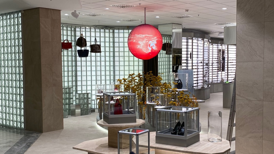 Klotformad rund display som hänger i taket på NK i Stockholm led kreativ rund boll inomhus