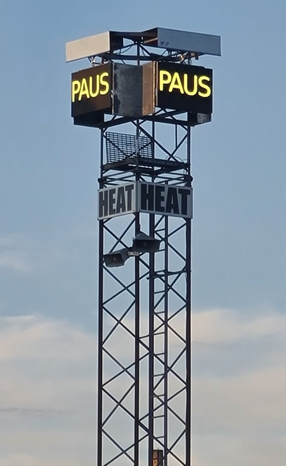 Två Racestart LED-display för att visa heatnummer direkt from telefon eller dator racestart LED