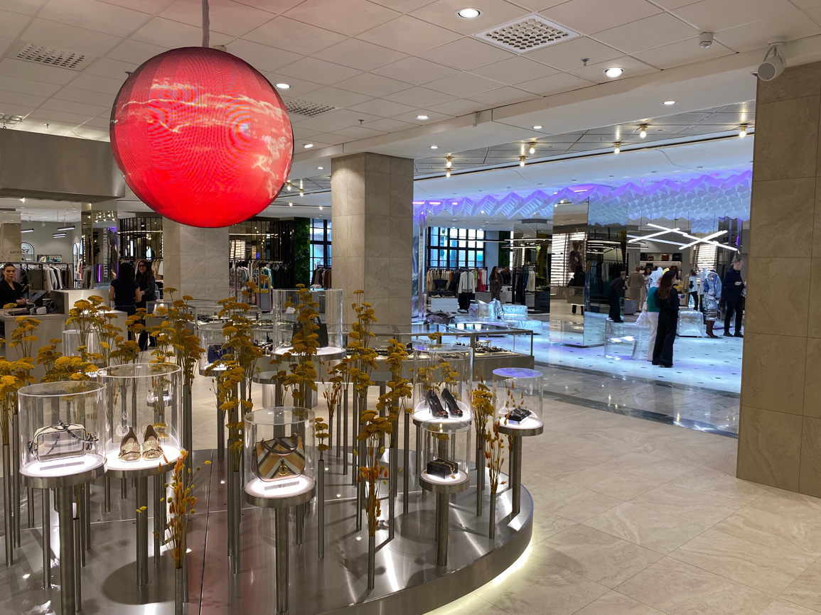 Klotformad helt sfärisk LED-display monterad i tak på en modebutik rund led display